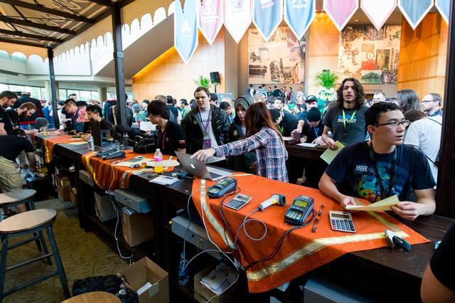 汤圆狼母梦孔大家齐不如玩滑板鞋，加入时代青年联盟TT来击败 Royal Never Give Up